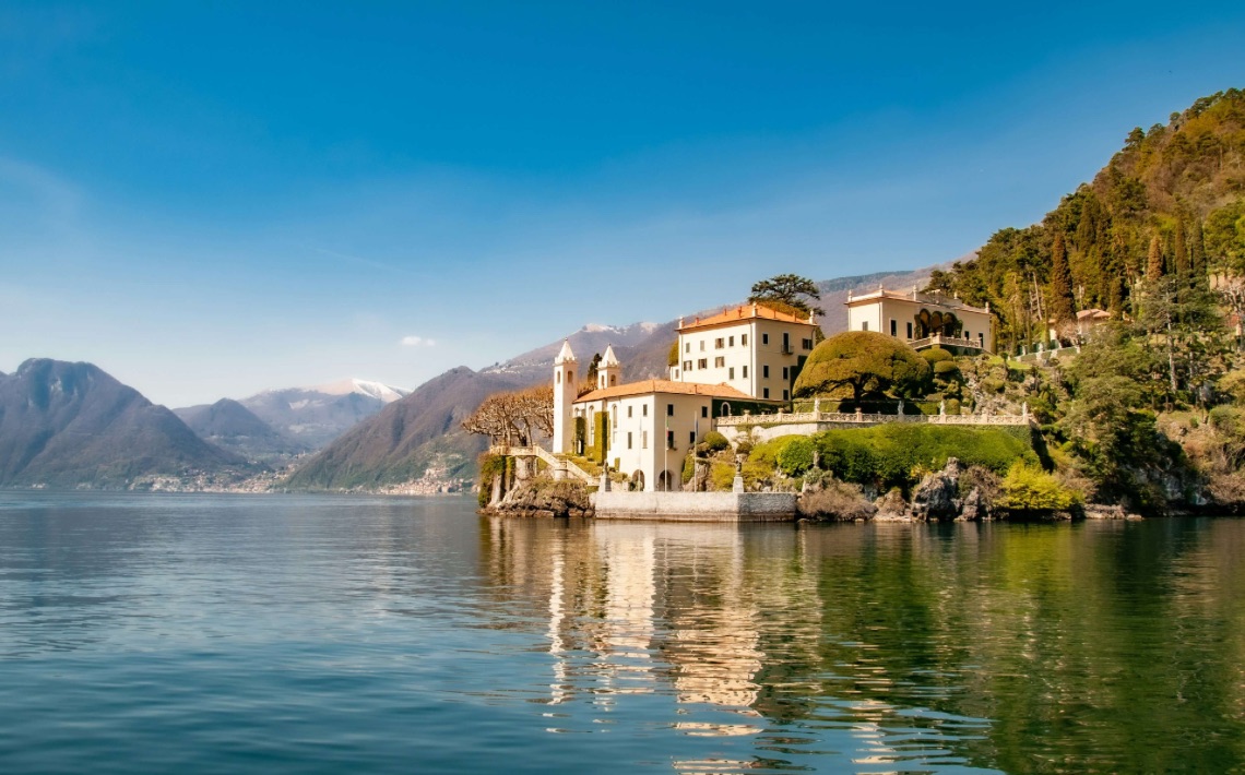 What airport do you fly into for lake como
